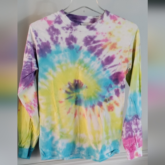 Tie Dye great long sleeve with Band cuff sleeves. - Picture 2 of 3